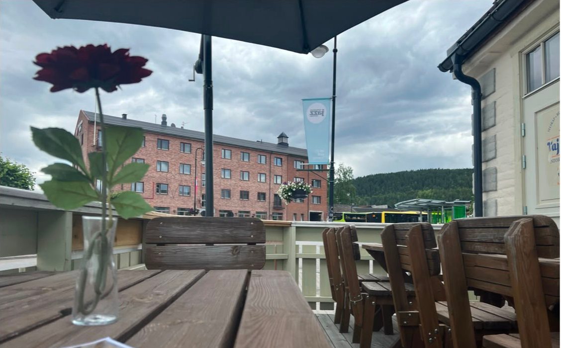 Uteserveringen hos Taj India i Kongsberg, dekket bord med rose i vase