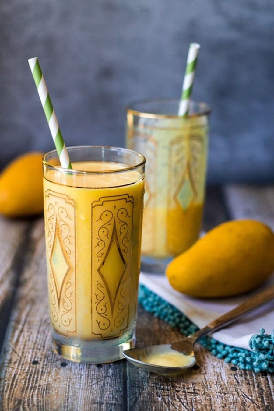 Mango lassi i høyt glass hos Taj India
